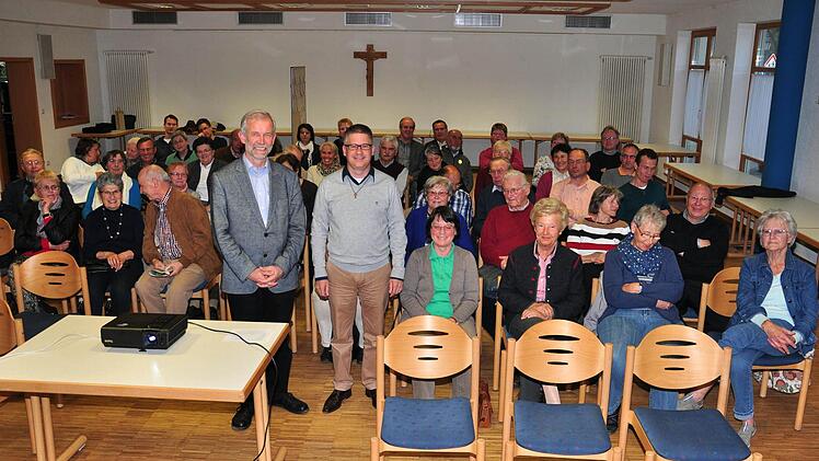 Zum Vortrag "Die Zukunft kommen lassen - Die Ritterkapelle als Pilgerziel im 21. Jahrhundert" hieß Pfarrer Stephan Eschenbacher (stehend rechts) Professor Dr. Michael Rosenberger (links daneben) zusammen mit gut 40 Zuhörern herzlich willkommen. Foto: Ulrika Langer