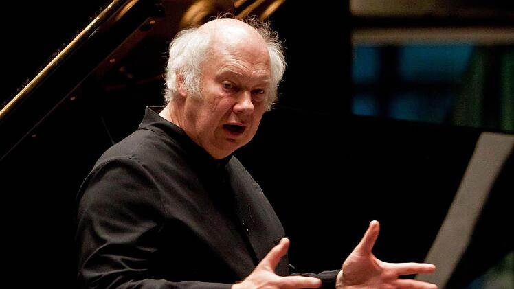 Faszinierender Pianist und genialer Musik-Erklärer: Michael Leslie bei seinem Beethoven-Abend in Coburg. Foto: Jochen Berger