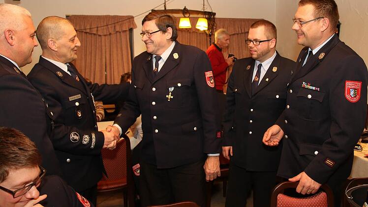 Kommandant Andreas Hackl gratuliert Heinz Stüllein zur Ehrenmitgliedschaft (von links): Zweiter Kommandant Frank Rudolph, Kommandant Andreas Hackl. Heinz Stüllein, Zweiter Vorsitzender Stefan Schwab und Vorsitzender Christian Boßecker. Foto: Michael Stelzner