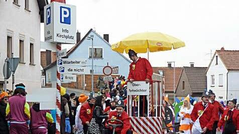 Da kann man nicht parken, da auch nicht, da nur die Mitarbeiter. Witzig der Beitrag der Gruppe Julius Schneider zur Verkehrsüberwachung.