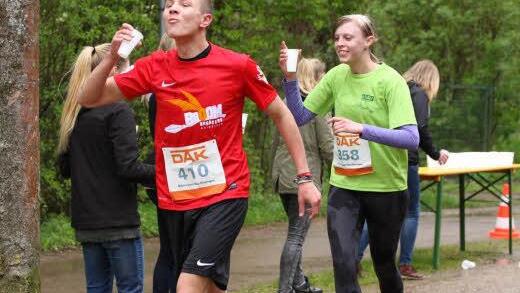 Getränke waren beim Rakoczylauf trotz des Dauerregens begehrt.