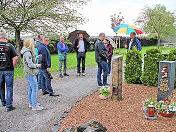 Zum Ortstermin auf dem Friedhof traf sich der Rannunger Gemeinderat. Es ging um weitere Flächen für Urnenröhren. Foto: Dieter Britz