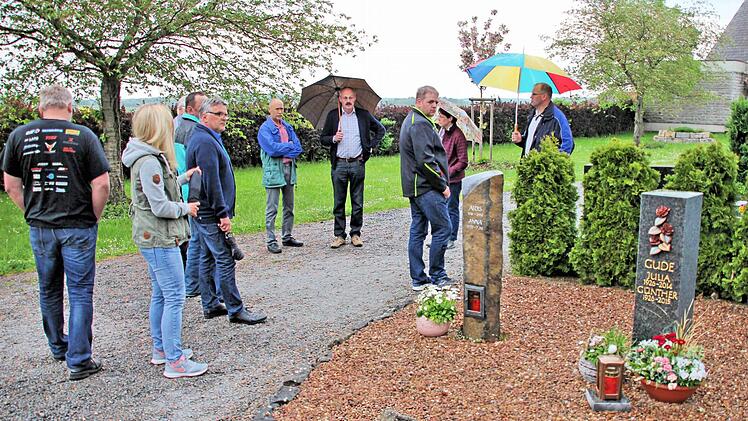 Zum Ortstermin auf dem Friedhof traf sich der Rannunger Gemeinderat. Es ging um weitere Flächen für Urnenröhren. Foto: Dieter Britz
