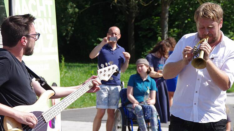 "LaBrassBanda" rockten in Kronach. Foto: Marco Meißner