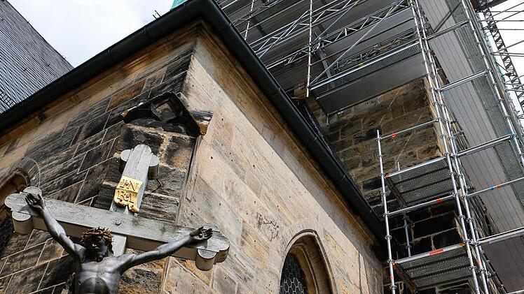 Der Turm der katholischen Stadtpfarrkirche ist derzeit alsBaustelle eingerüstet. Foto: Matthias Hoch