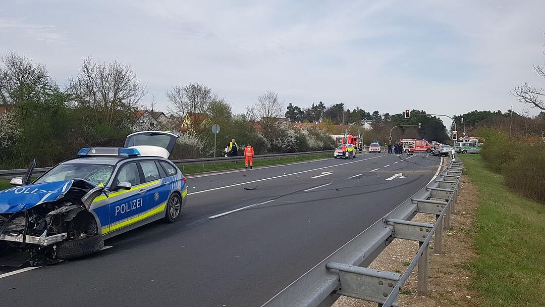 Tödlicher Unfall bei Zirndorf: Motorradfahrer stirbt nach Kollision mit Polizeiauto