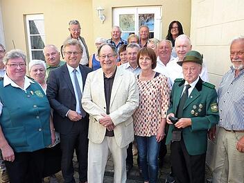 Groß war die Schar der Gratulanten, die Gemeinderat Armin Schüler zum 75. Geburtstag gratulierten. Mit im Bild auch Bürgermeister Rainer Detsch.    Foto: Gerd Fleischmann