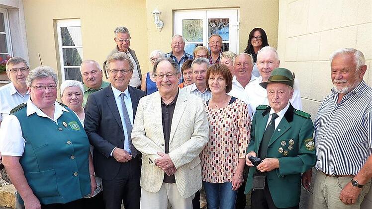 Groß war die Schar der Gratulanten, die Gemeinderat Armin Schüler zum 75. Geburtstag gratulierten. Mit im Bild auch Bürgermeister Rainer Detsch.    Foto: Gerd Fleischmann
