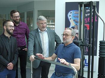Tut gut seit 1964: Dieter Mey zeigt Michael Busch, Benedikt Mey und Tobias Mey (von rechts),  wie das "Rollover Trainingscenter" auch mal schnell  in der Mittagspause  das Wohlbefinden steigern kann. Angefangen hat    die Firma vor 54 Jahren  als Lohnschweißerei.Berthold Köhler