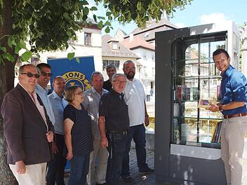 In Gegenwart der Lions-Vertreter  (hinten von links) Volker Hamann, Karlheinz Wirth,  Dieter Deuerling, Walter Mackert, Stefan Dinkel und des Präsidenten Johannes Morhard  sowie der Stadtarchivarin Christine Wittenbauer und Ulrich Sünkel von der Stadt (vorne von links) stellte Bürgermeister Andreas Hügerich (rechts) die ersten Bücher in den offenen Bücherschrank.Alfred Thieret
