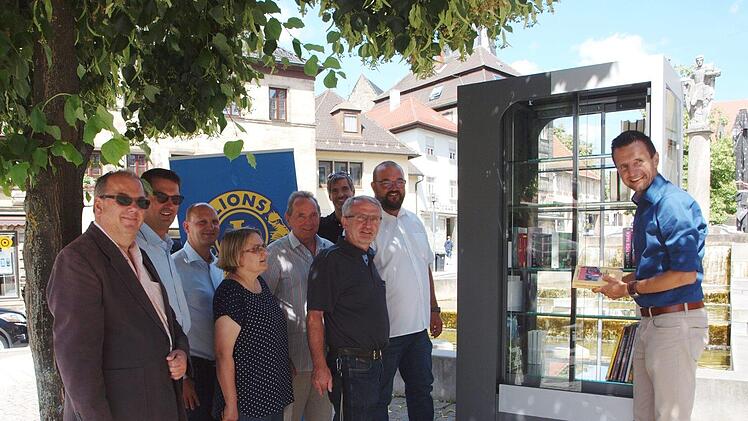 In Gegenwart der Lions-Vertreter  (hinten von links) Volker Hamann, Karlheinz Wirth,  Dieter Deuerling, Walter Mackert, Stefan Dinkel und des Präsidenten Johannes Morhard  sowie der Stadtarchivarin Christine Wittenbauer und Ulrich Sünkel von der Stadt (vorne von links) stellte Bürgermeister Andreas Hügerich (rechts) die ersten Bücher in den offenen Bücherschrank.Alfred Thieret