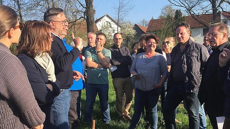 Großer Auflauf gestern Abend beim SPD-Ortstermin in Forstlahm: Es wurde kontrovers über den geplanten Soccer-Court beim neuen Spielplatz diskutiert. SPD-Fraktionsvorsitzender Ingo Lehmann (Dritter von rechts) begrüßte "erstmals bei einem SPD-Ortstermin" auch Oberbürgermeister Henry Schramm (CSU/Zweiter von rechts). Foto: Stephan Tiroch
