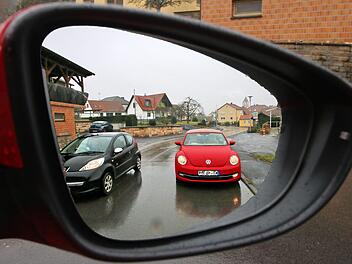 In der Ortsdurchfahrt des Stadtteils Windheim gilt Tempo 30, aber  eingehalten wird diese Geschwindigkeitsbeschränkung vielfach nicht. In der  Bürgerversammlung forderten Anwesende, schon an den Ortseingängen mit  baulichen Maßnahmen, zum Beispiel Schwellen, die Autofahrer herunter zu  bremsen. Foto: Dieter Britz