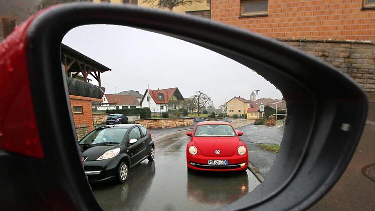 In der Ortsdurchfahrt des Stadtteils Windheim gilt Tempo 30, aber  eingehalten wird diese Geschwindigkeitsbeschränkung vielfach nicht. In der  Bürgerversammlung forderten Anwesende, schon an den Ortseingängen mit  baulichen Maßnahmen, zum Beispiel Schwellen, die Autofahrer herunter zu  bremsen. Foto: Dieter Britz