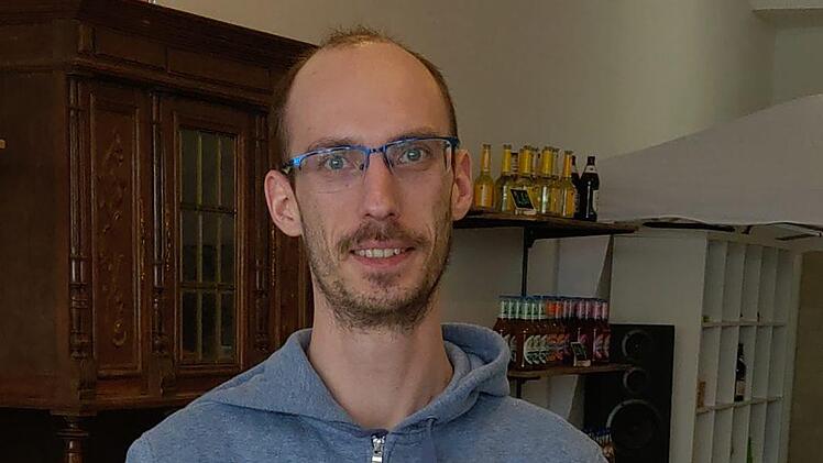 Fabian Jupe mit Hanf-Tee und Hanf-Müsli. Er hat sein Geschäft im Steinweg erst vor wenigen Tagen eröffnet. Foto: Simone Bastian