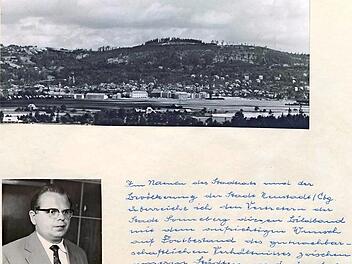 Ernst Bergmann revanchierte sich 1959 mit einem Bildband über Neustadt für das Sonneberger Gastgeschenk. Repro: Isolde Kalter