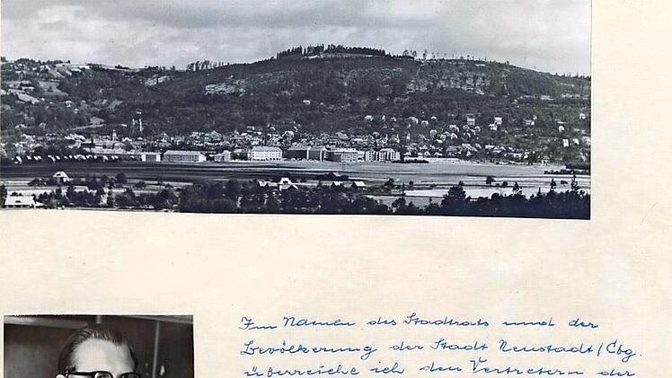 Ernst Bergmann revanchierte sich 1959 mit einem Bildband über Neustadt für das Sonneberger Gastgeschenk. Repro: Isolde Kalter
