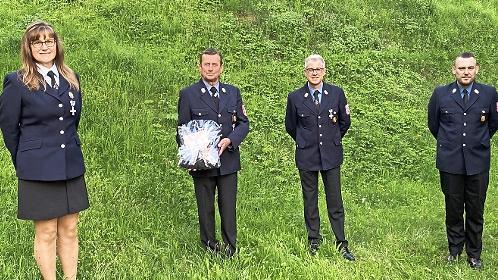 Der Vorsitzende Helmut Zillig (Zweiter von links) wurde f&uuml;r 40 Dienstjahre geehrt. Mit auf dem Bild sind (von links) Zweite Vorsitzende Franziska Dauer, der Kommandant Christian Jantschke und der Zweite Kommandant Rainer Kropp.
