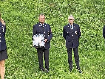Der Vorsitzende Helmut Zillig (Zweiter von links) wurde für 40 Dienstjahre geehrt. Mit auf dem Bild sind (von links) Zweite Vorsitzende Franziska Dauer, der Kommandant Christian Jantschke und der Zweite Kommandant Rainer Kropp.