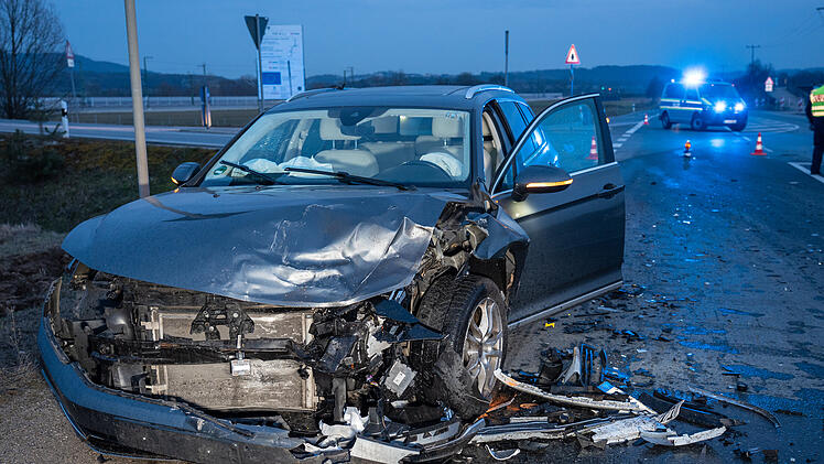 Frontalzusammenstoß auf Staatsstraße: Zwei Personen schwer verletzt