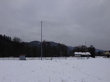 Links vom Sportheim des DJK/SV Zeyern/Roßlach soll die Ortsumgehung vorbeiführen. Dadurch müsste allerdings der bestehende Fußballplatz weichen.
