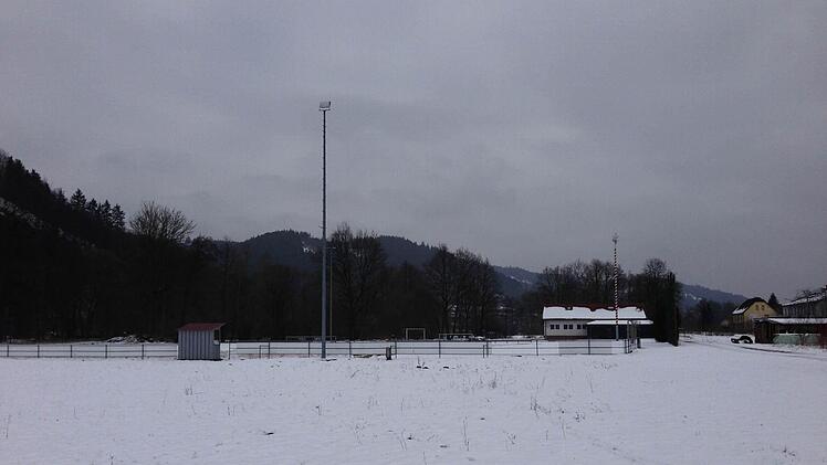 Links vom Sportheim des DJK/SV Zeyern/Roßlach soll die Ortsumgehung vorbeiführen. Dadurch müsste allerdings der bestehende Fußballplatz weichen.