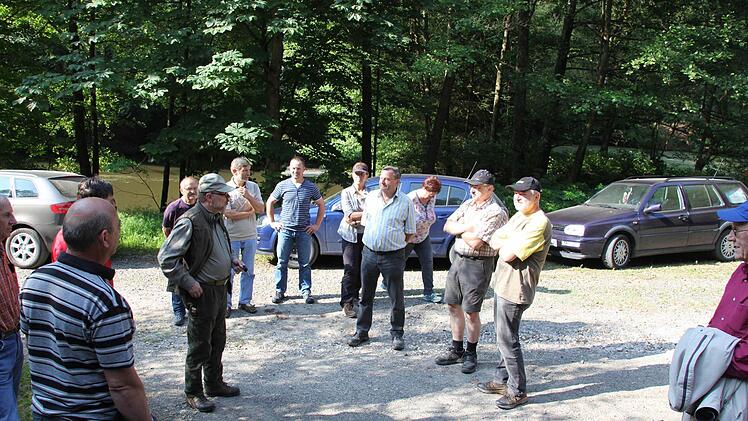 Treffpunkt Gerätehalle am Eichelbachsee: Inmitten des Bürgerwaldes begann der Waldgang.