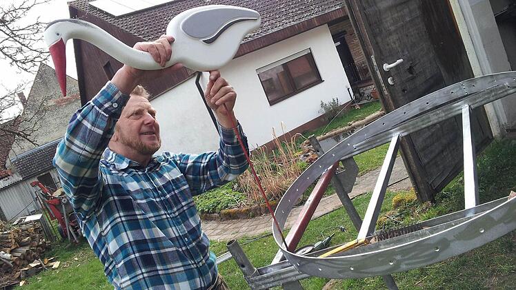 Mit seiner Gartendekoration aus Plastik konnte Lunz bereits testen, ob der Storch Platz in seinerm Metallbau findet. Foto: Stefan Reinmann