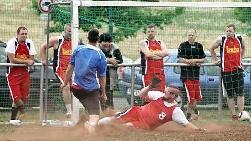 Mit der Schlusssirene erzielt Jahn Hochrein (blaues ) vom Team Atemlos den 1:1-Ausgleichstreffer im Spiel gegen Geht nix nei.
