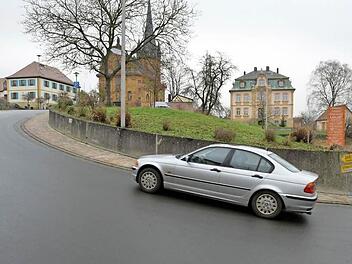 Litzendorfs Problemberg: Kirche und Rathaus (links) sind nur über steile und holprige Wege oder Treppen zu erreichen. Foto: Ronald Rinklef