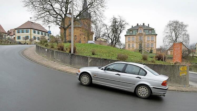 Litzendorfs Problemberg: Kirche und Rathaus (links) sind nur über steile und holprige Wege oder Treppen zu erreichen. Foto: Ronald Rinklef