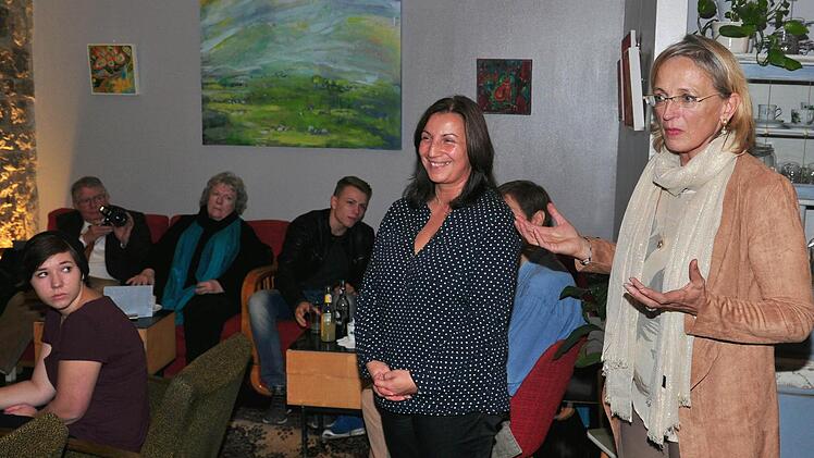 Hannelore Heider aus Ebelsbach (rechts) zeigt derzeit einige ihrer Bilder unter dem Thema "Mit der Erde träumen" im Café "Susi & Strolch" und im Cafe Bistro "Offener Treff" im Mehrgenerationenhaus in Haßfurt. Mit im Bild Kalliope Koukou (Zweite von rechts), die bei der Vernissage im Café "Susi & Strolch" die Laudatio auf die Künstlerin hielt.