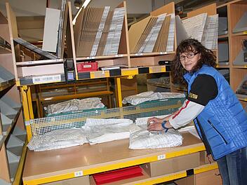Sonja Kolletzki macht in der BFS-Packerei in Weismain Warenbestellungen von Eddie Bauer versandfertig. Foto: Matthias Einwag