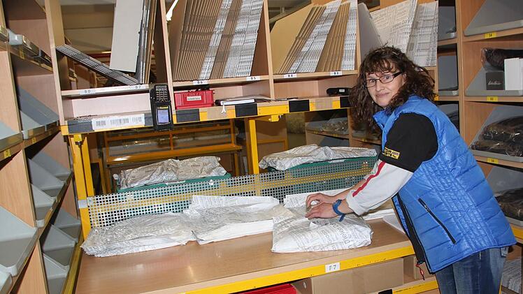 Sonja Kolletzki macht in der BFS-Packerei in Weismain Warenbestellungen von Eddie Bauer versandfertig. Foto: Matthias Einwag