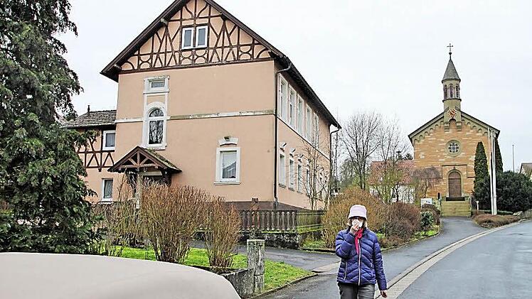 In Madenhausen (unser Bild), aber auch in Hesselbach, stinkt es besonders im Sommer aus der Kanalisation nach faulen Eiern. Bisher ist keine langfristige Lösung in Sicht, wie dieses Problem gelöst werden kann.  Foto: Dieter Britz