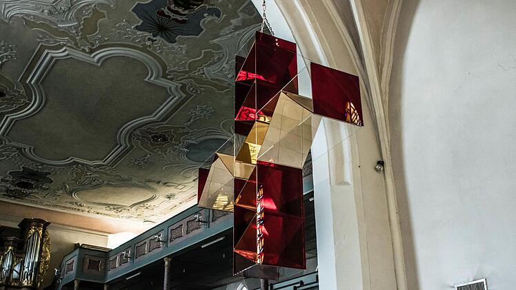 "Die goldene Himmelsleiter" von Ludger Linse schwebt im Chorraum der Coburger Heilig-Kreuz-Kirche. Foto: Jochen Berger