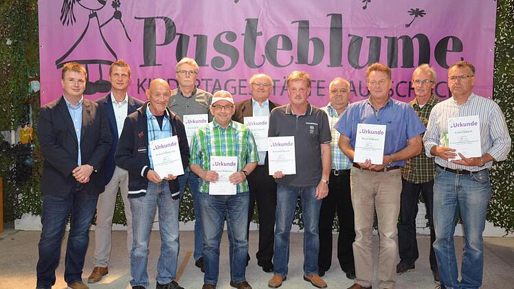 Schon über 25 Jahre sind diese Mitglieder beim Sankt Johannis-Zweigverein Gauaschach dabei. Deshalb wurden auch sie von den Vorsitzenden geehrt. Foto: Jana Keul