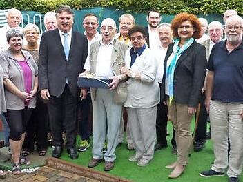 Georg Dumler (Bildmitte mit Geschenk) zusammen mit Ehefrau Waltraud, Landrat Klaus Peter Söllner und Zweiter Bürgermeister Doris Manz im Kreise der Familie und Gratulanten Foto: Klaus-Peter Wulf