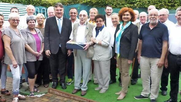Georg Dumler (Bildmitte mit Geschenk) zusammen mit Ehefrau Waltraud, Landrat Klaus Peter Söllner und Zweiter Bürgermeister Doris Manz im Kreise der Familie und Gratulanten Foto: Klaus-Peter Wulf