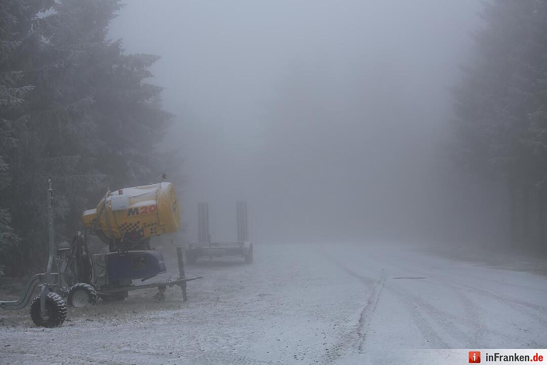 Erster Neuschnee am Ochsenkopf – Landschaft weiß überzuckert