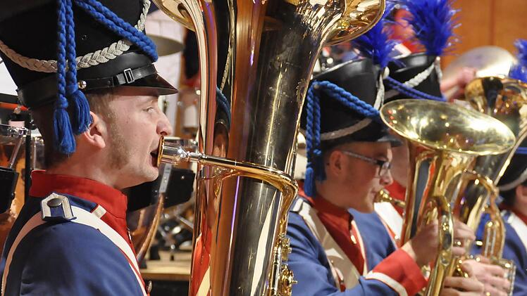 Sie sehen in ihren Uniform von 1812 nicht nur gut aus, sondern machen auch hervorragende Musik - die Jugendlichen des Jugendmusikkorps der Stadt Bad Kissingen. Foto: Peter Klopf