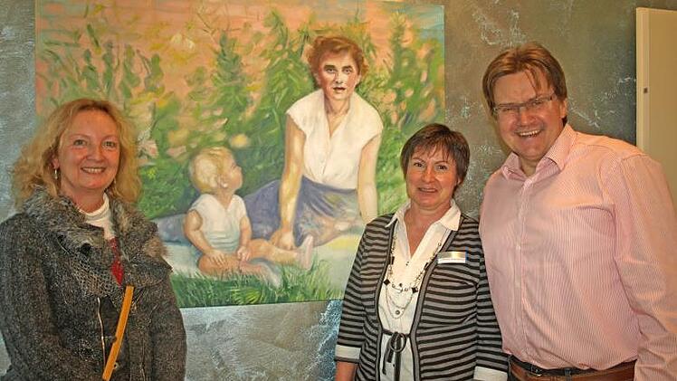 Künstlerin Veronika Zyzik (von links), Einrichtungsleitung des  Pflegezentrums Annette Erickson und Mark  Pokrzewinski, Geschäftsführer der nurona GmbH im Pflegezentrum Hammermühle.  Marion Eckert