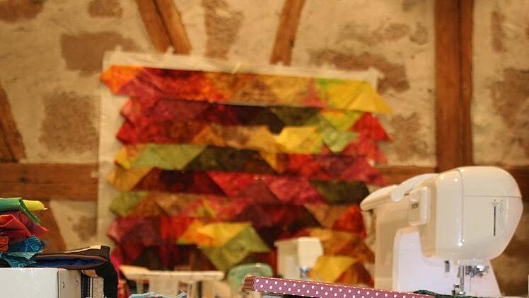 Eine längere Tradition hat der Patchwork-Kurs in der Alten Schäferei in Ahorn. Jedes Jahr nehmen einige Teilnehmer viele Kilometer Anreise aus Niedersachsen und Thüringen auf sich, um unter Anleitung von Monika Pohl aus Sindelfingen verschiedenfarbige Stoffdreiecke zu stimmungsvollen Quilts zu komponieren. Ein wahres Happening Patchworkbegeisterter, bei dem neue Teilnehmer herzlich aufgenommen werden. Foto: vhs-Coburg