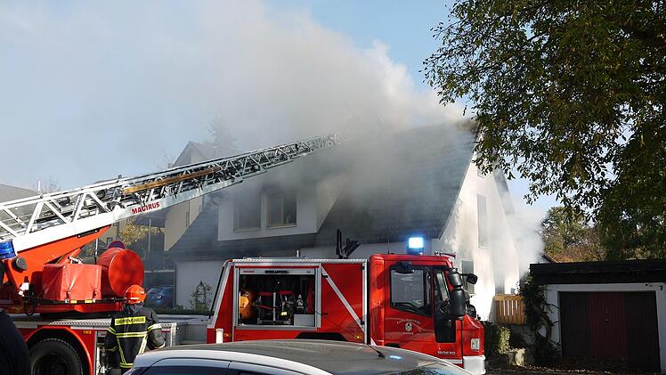 130 Personen waren beim Brand des  Wohnhauses in Ahorn (Landkreis Coburg) im Einsatz.Fotos: Berthold Köhler
