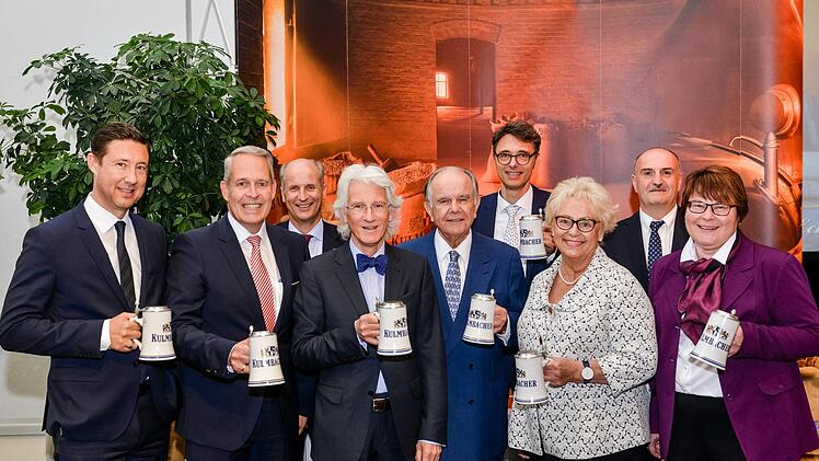 Die Mitglieder des Aufsichtsrats stoßen auf eine gelungene Hauptversammlung 2019 an. Von links: Mathias Keil, Markus Stodden,  Hermann Brandstetter,  Klaus Naeve, Hans Albert Ruckdeschel, Stefan Fischbach, Karin Weiß, Thomas Gillich, Martina Weber. Foto: Kulmbacher Brauerei