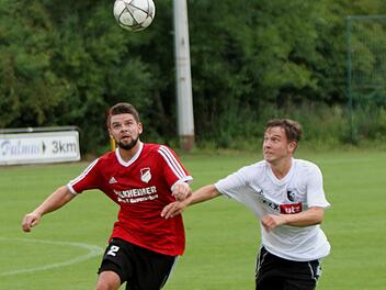 Spfr. Steinbach - SV R&ouml;delmaier. Benjamin Buse (links) vom SV R&ouml;delmaier im umk&auml;mpften Duell mit dem Steinbacher Lukas Hetterich Foto: G&uuml;nther Geiling