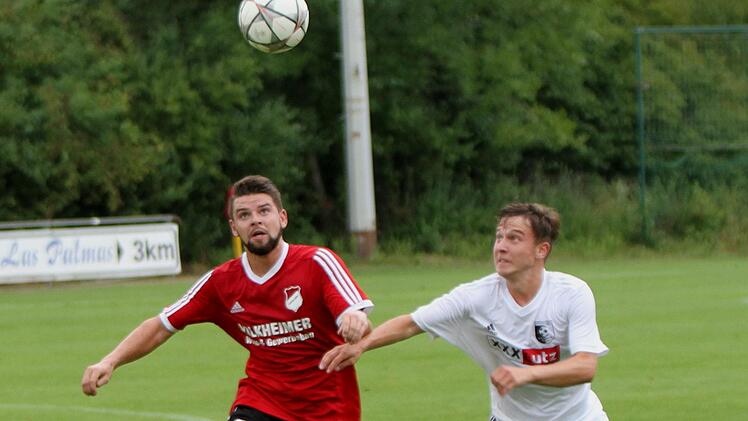 Spfr. Steinbach - SV R&ouml;delmaier. Benjamin Buse (links) vom SV R&ouml;delmaier im umk&auml;mpften Duell mit dem Steinbacher Lukas Hetterich Foto: G&uuml;nther Geiling