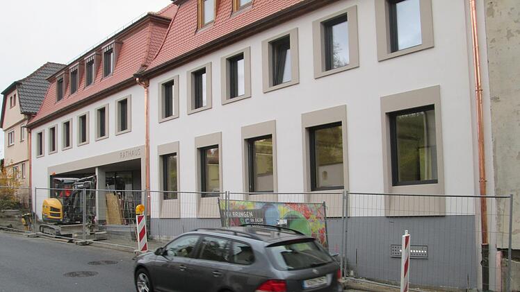 Der Rathausneubau  schließt mit rund 6,2 Millionen im Haushalt ab und ist damit umfangreichster Ausgabeposten. Doch warten auch in den nächsten Jahren Großprojekte auf den Markt Euerdorf, die mit Krediten finanziert werden müssen.      heg/Foto: Ehling