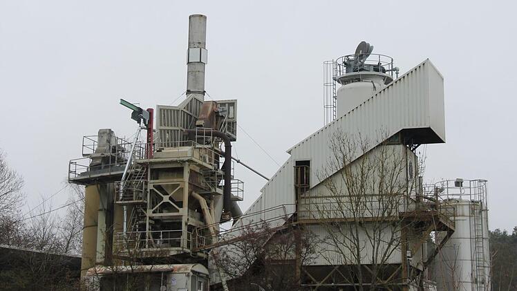 Das Asphaltwerk im Uehlfelder Ortsteil Tragelhöchstädt darf modernisiert werden.  Foto: Christian Bauriedel