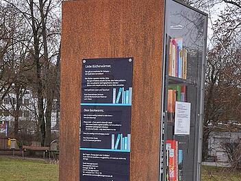 Die B&uuml;cherschr&auml;nke, wie hier am Postplatz, wurden neu beschildert.